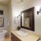 D210 Second Floor 3-bedroom Poolside Lanai - كولو