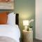 Chic 3-BR CBD Gem in Christchurch: Prime Location - Christchurch