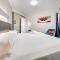 Comfy Lakeside 1-Bed with Secure Parking