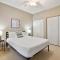 CozySuites 2BR Mill District with pool, gym #04