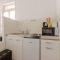 ++++ CENTRAL STUDIO RENOVE 200 m plage et 300 m de la rue piétonne ++++