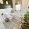 Interior Designed 4 bed House with stocked Bar & gym sleeps minimum 7 - Horsforth