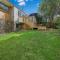 Sunnyside Townhouse with Rumpus, Parking and Deck - Auckland