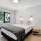 Sunnyside Townhouse with Rumpus, Parking and Deck - Auckland