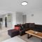 Sunnyside Townhouse with Rumpus, Parking and Deck - Auckland