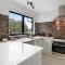 Sunnyside Townhouse with Rumpus, Parking and Deck - Auckland