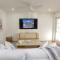 Tradewinds Cottage Completely Renovated Easy Beach & Pool Access - 布雷登顿海滩
