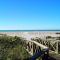 Tradewinds Cottage Completely Renovated Easy Beach & Pool Access - 布雷登顿海滩