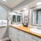 Hale Mahina B402- Updated & spacious top floor beachfront condo - Kahana
