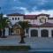 5000 Square Ft Beautiful Mansion w 6br Hot Tub Playground Movie Theater & Game Room - Dania Beach