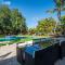 5000 Square Ft Beautiful Mansion w 6br Hot Tub Playground Movie Theater & Game Room - Dania Beach