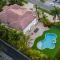 5000 Square Ft Beautiful Mansion w 6br Hot Tub Playground Movie Theater & Game Room - Dania Beach