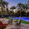 5000 Square Ft Beautiful Mansion w 6br Hot Tub Playground Movie Theater & Game Room - Dania Beach