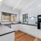 Sea Breeze Coastal Beach House Pet Friendly