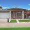 Emerald Estate - Modern Luxury Tarneit Family Home - Tarneit