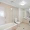 Spacious&Cozy 2 bedroom City Point Melbourne Apt