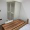 Private room renovated with standard size brown desk in SE9 6PG - 伦敦