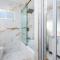 Prime Location, Stylish Space: 3BR Home with BBQ - Los Angeles