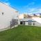 Prime Location, Stylish Space: 3BR Home with BBQ - Los Angeles