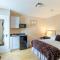 Roger Ground Guest House - with Onsite Car Parking