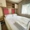 Lovely 6 Berth Caravan With Decking At Carlton Meres In Suffolk Ref 60058m - Saxmundham