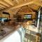 Magnifique chalet en bois avec piscine et jacuzzi