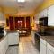 Peaceful & Elegant Sleeps 16 with Pool Near Mall - ممفيس