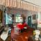 Ruma Kaca Simanindo Bed&Breakfast