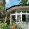 Ruma Kaca Simanindo Bed&Breakfast