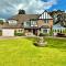 Golf Course View - Large Four Bed Home with Garden and Parking - New Forest and Beach Links - Ferndown