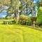 Golf Course View - Large Four Bed Home with Garden and Parking - New Forest and Beach Links - Ferndown