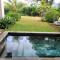 La Mivoie Beachfront with Private Pool - 黑河区