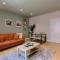 Spacious Central Duplex Apartment with 2 Bathrooms with Free Wi-Fi, Parking and Keyless Access, Sleeps up to 9 - Perfect for Groups