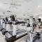 2BR Executive City Suite With Gym & Pool