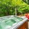 Hot Tub, River&Kayak, WiFi, & Fire Pit at Cabin! - Morton Grove