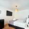 Gorgeous Studio With Queen Bed Shared Bathroom