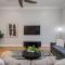 High End In The Center - Mins to Downtown w Pool - Х'юстон