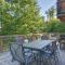 Spacious log cottage Resort access