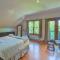 Spacious log cottage Resort access