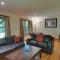 Spacious log cottage Resort access