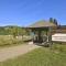 Spacious log cottage Resort access