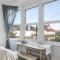 Bright Apartment w Parking & Distant Sea Views - Майнгед