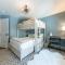 Stylish 2BD Condo - Walk to Palisades!