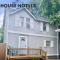 The House Hotels - W45th Backhouse - Ohio City District Home - 5 Minutes from Downtown - Cleveland