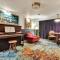 Retro vibe w hot tub piano lounge and vinyls