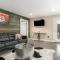 Blumenhaus Sleeps 6 Full Kitchen plus Hot tub