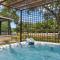 Blumenhaus Sleeps 6 Full Kitchen plus Hot tub - Fredericksburg