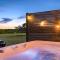 Sweet Paradise cabin with private hot tub - Fredericksburg