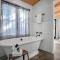 Hello Walls Luxury with views plus hot tub