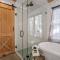 Hello Walls Luxury with views plus hot tub